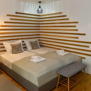 Kleine Kamer met een Queen Size Bed